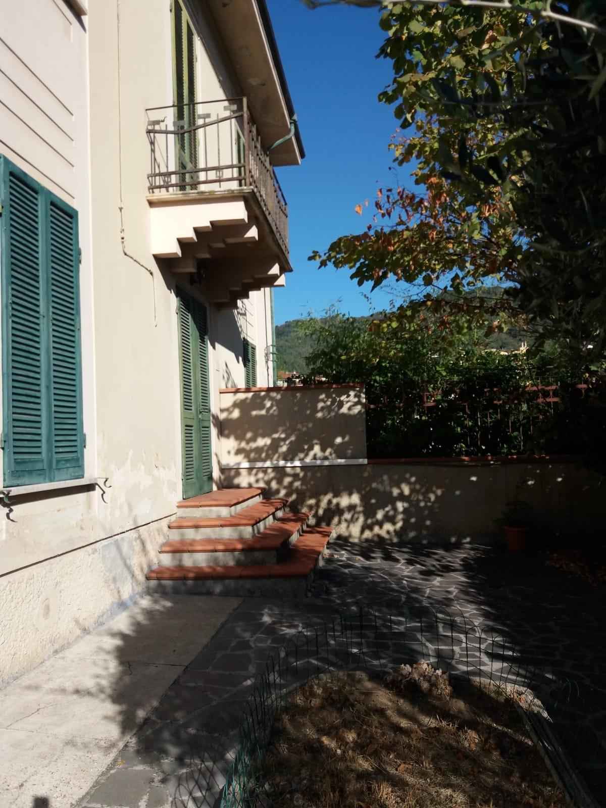 Immagine 2 di Casa semindipendente in vendita  a Carrara