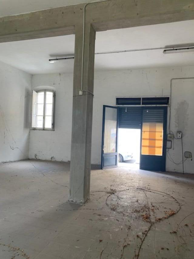 Immagine 2 di Attività artigianale in affitto  a Pontedera