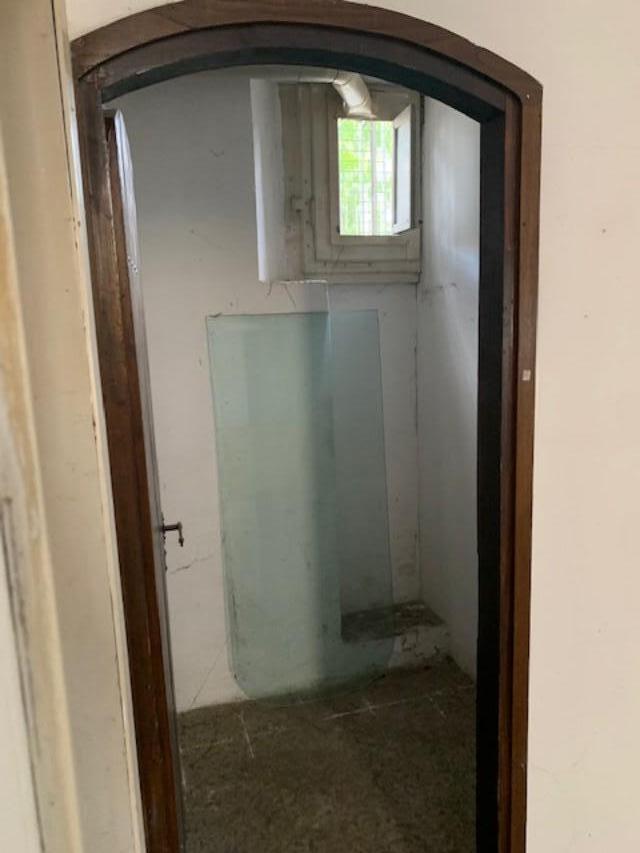 Immagine 4 di Locale commerciale in affitto  a Pontedera