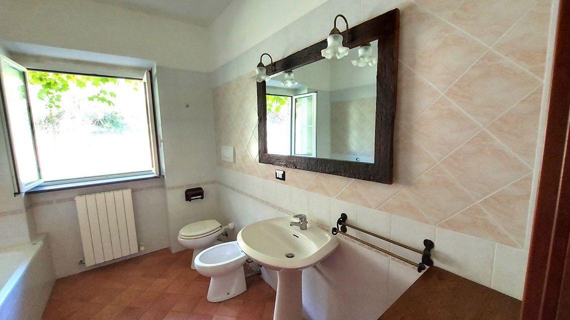 Immagine 33 di Villa in vendita  a Carro