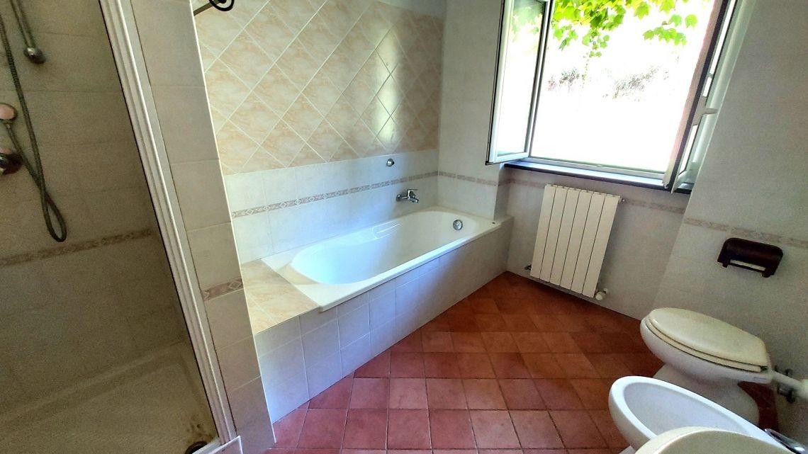 Immagine 34 di Villa in vendita  a Carro