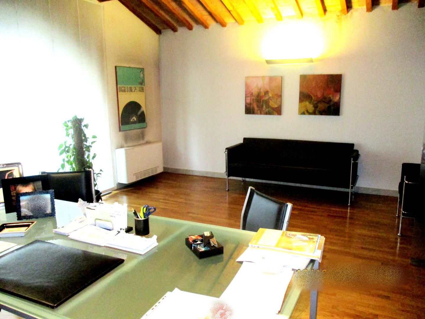 Immagine 2 di Ufficio in vendita  a Pontedera