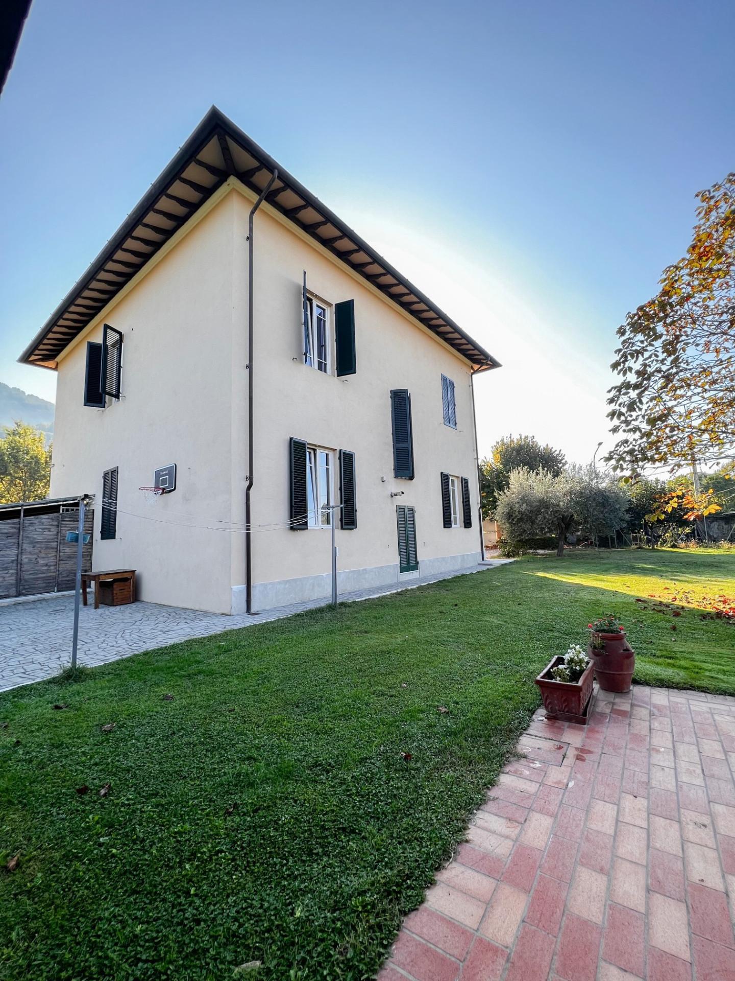 Immagine 6 di Villa in vendita  a San Giuliano Terme