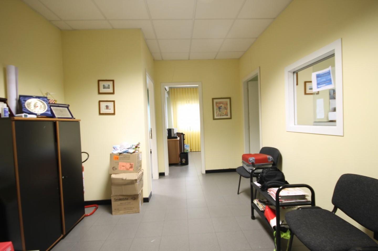 Immagine 1 di Ufficio in vendita  a Capannori