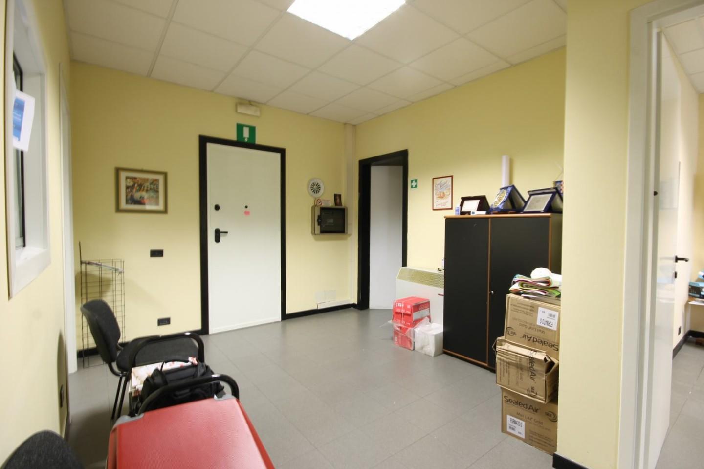 Immagine 3 di Ufficio in vendita  a Capannori