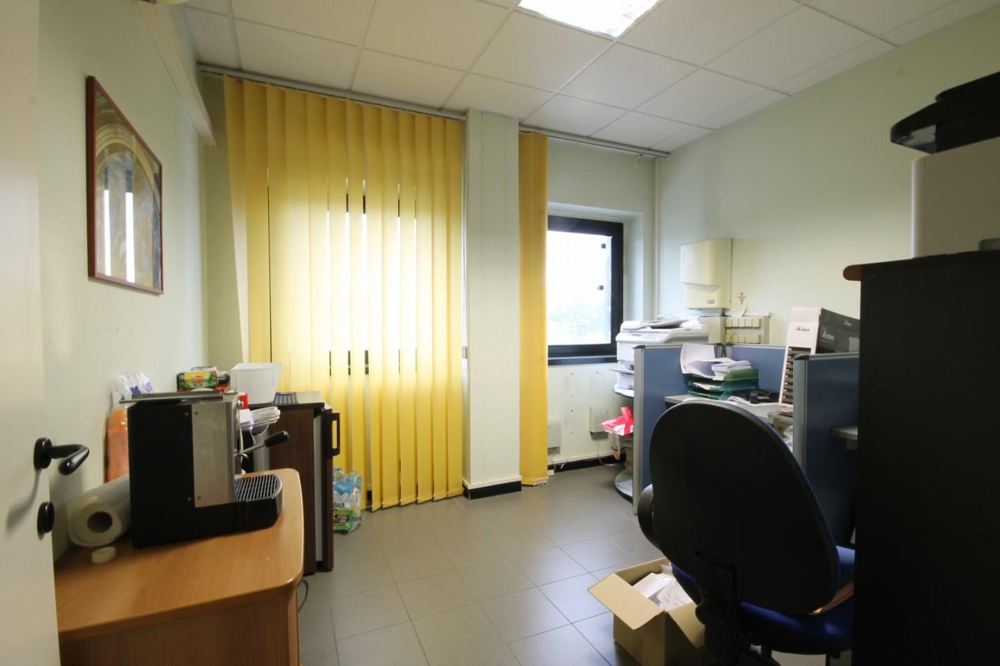Immagine 6 di Ufficio in vendita  a Capannori