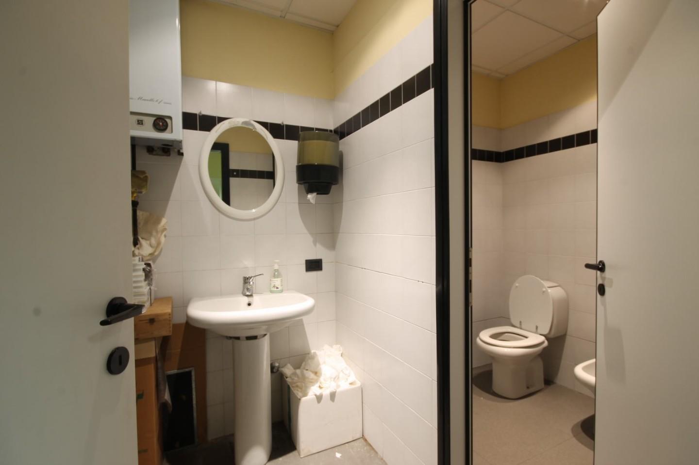 Immagine 9 di Ufficio in vendita  a Capannori