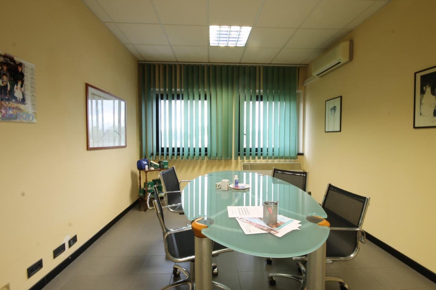 Immagine 5 di Ufficio in vendita  a Capannori