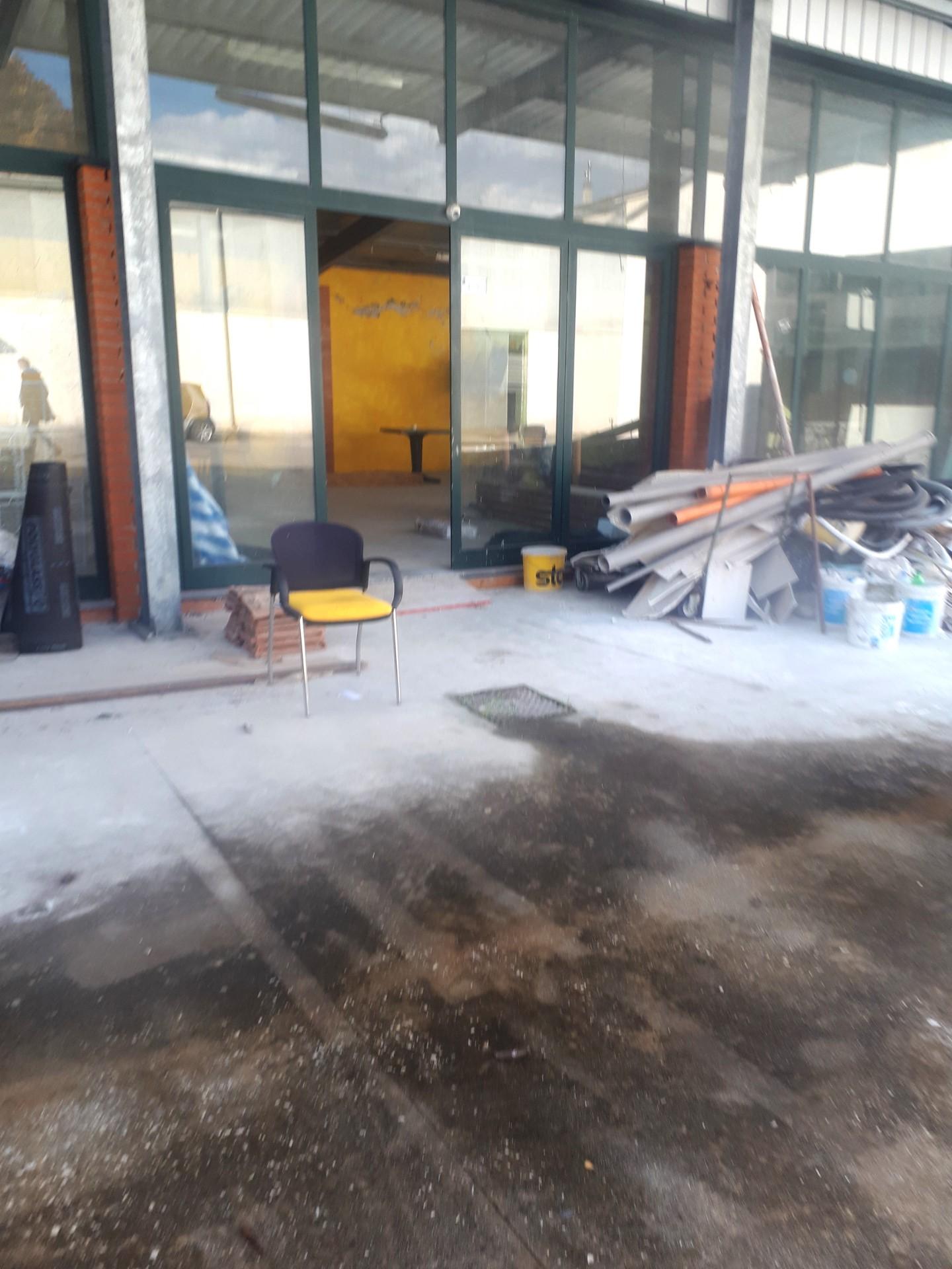 Immagine 5 di Attività artigianale in affitto  a Capannori