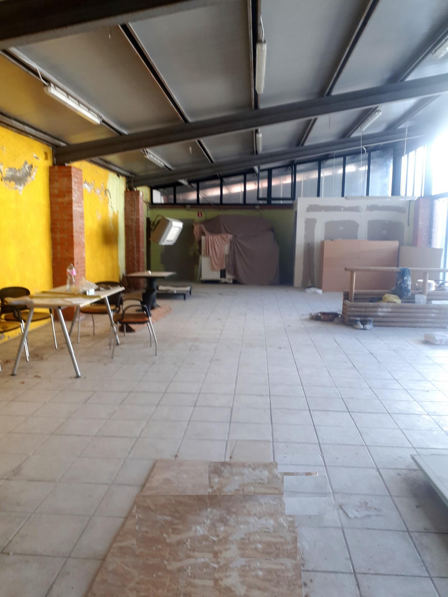 Immagine 2 di Attività artigianale in affitto  a Capannori