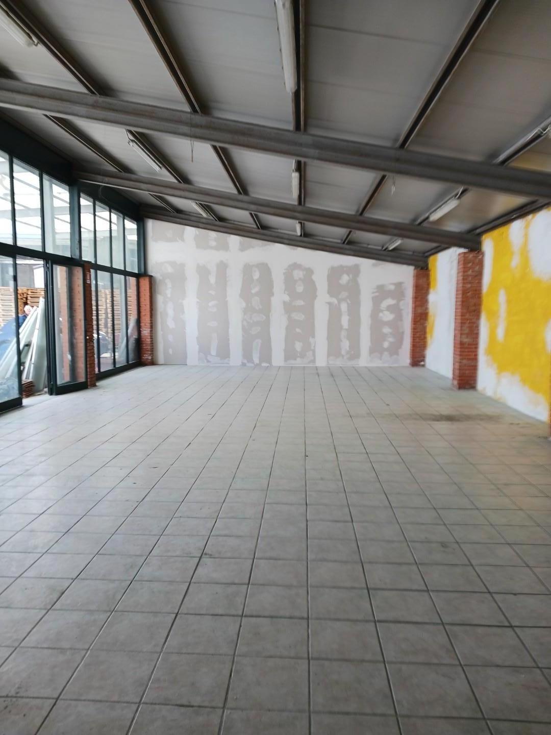 Immagine 3 di Attività artigianale in affitto  a Capannori