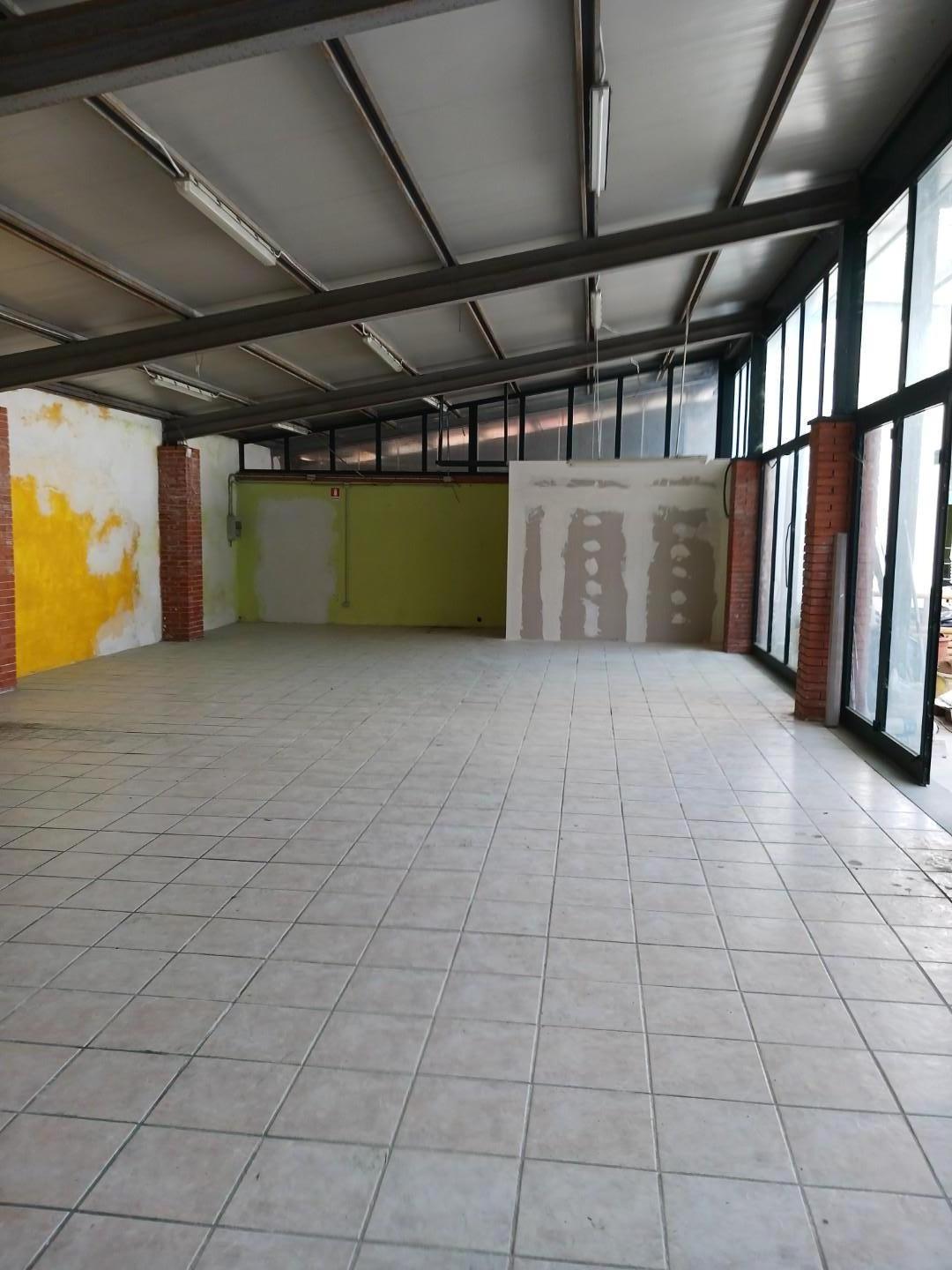 Immagine 1 di Attività artigianale in affitto  a Capannori