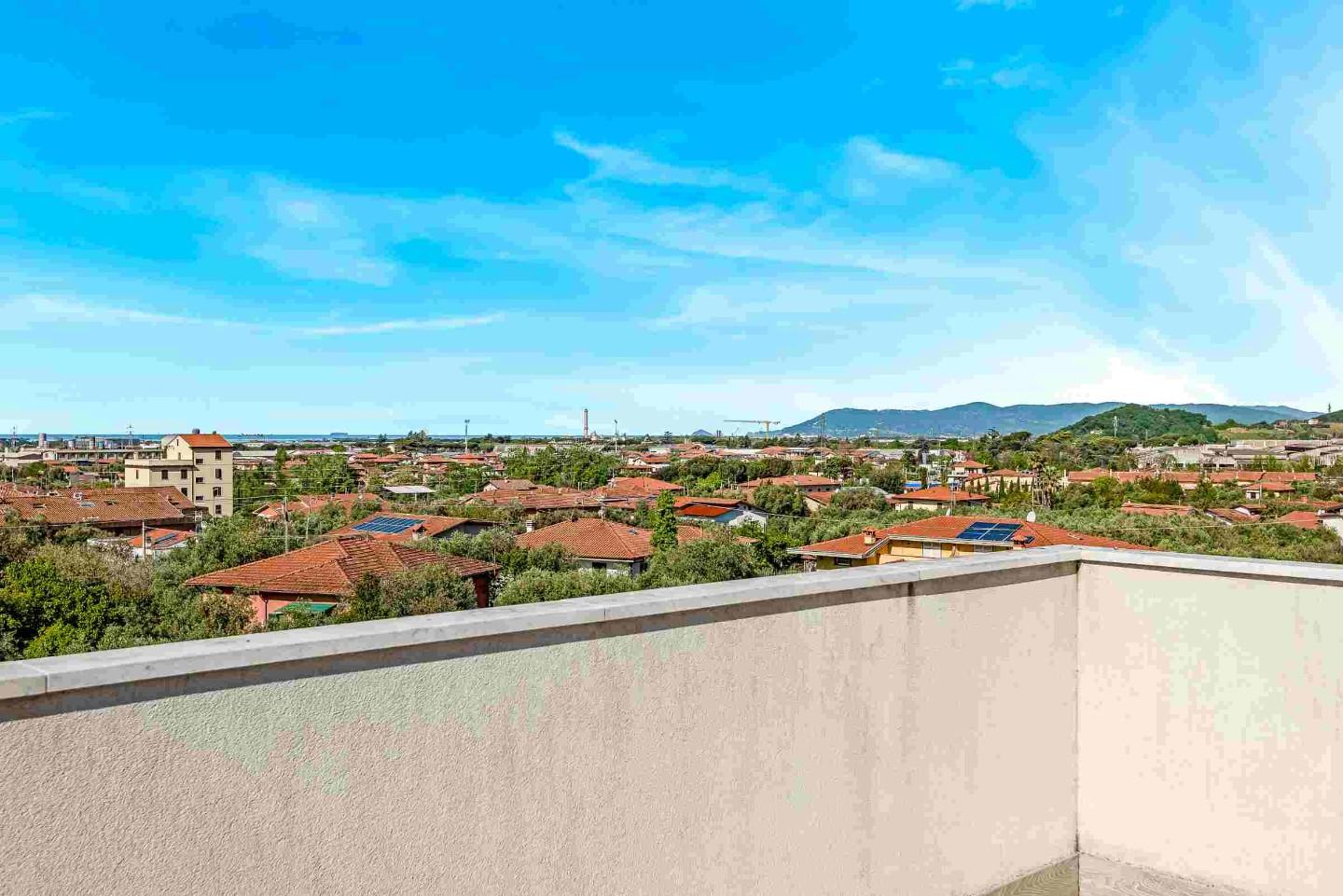 Immagine 30 di Mansarda in vendita  a Massa