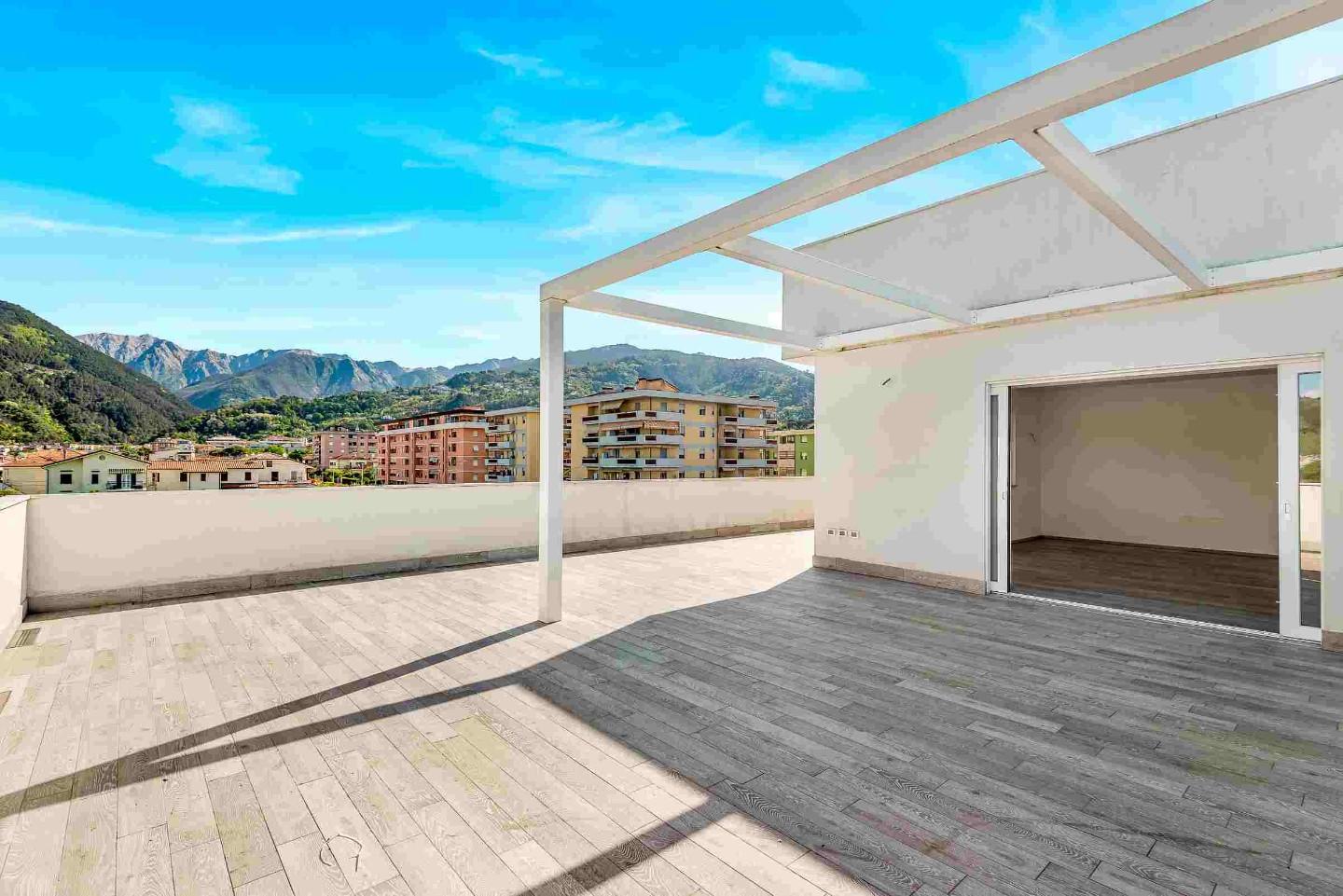 Immagine 27 di Mansarda in vendita  a Massa