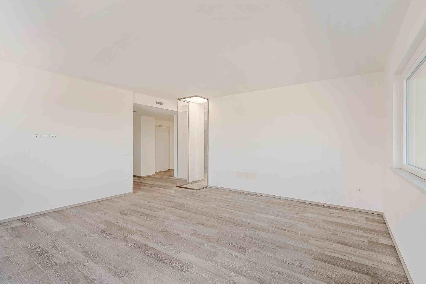 Immagine 10 di Mansarda in vendita  a Massa