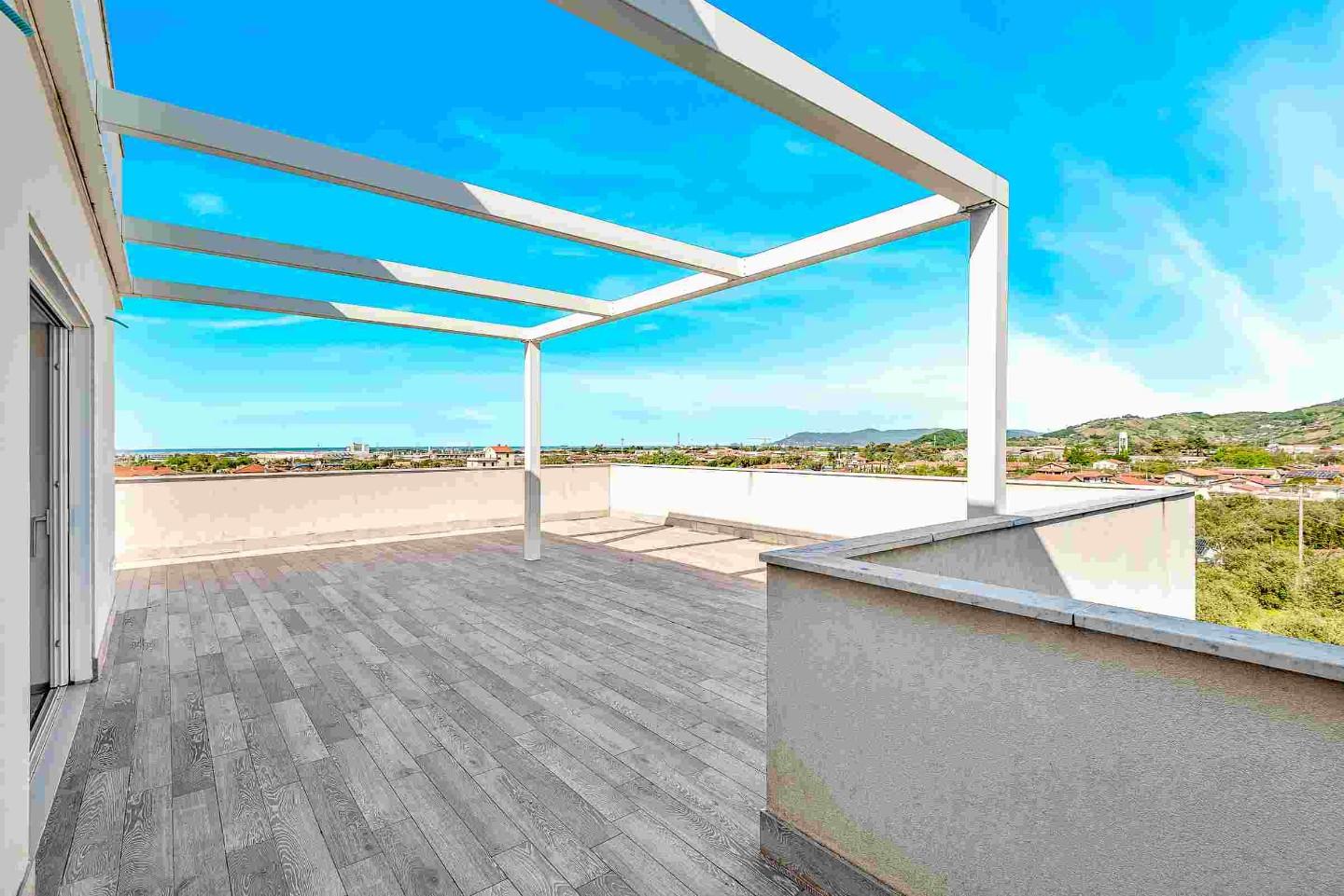 Immagine 2 di Mansarda in vendita  a Massa