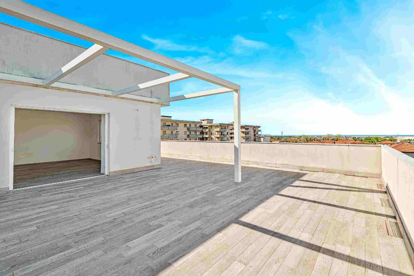 Immagine 26 di Mansarda in vendita  a Massa