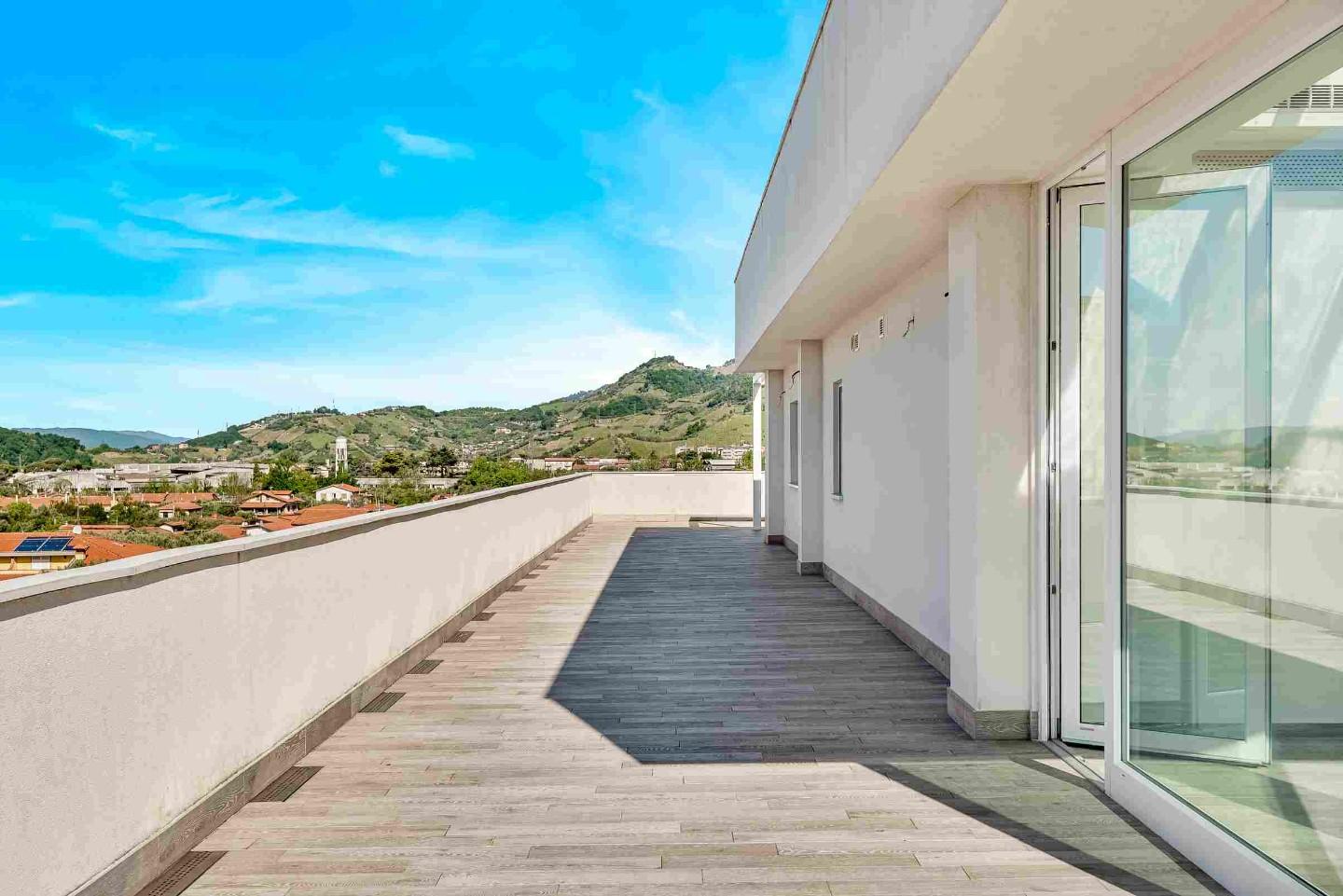 Immagine 29 di Mansarda in vendita  a Massa