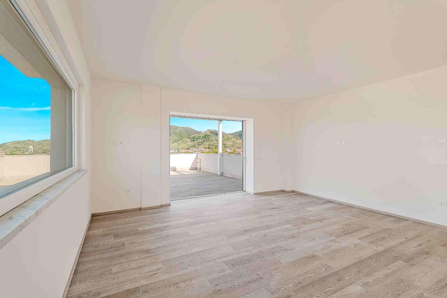 Immagine 8 di Mansarda in vendita  a Massa