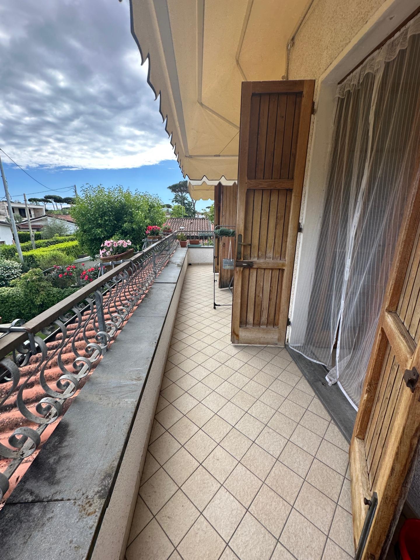 Immagine 39 di Casa indipendente in affitto  a Forte Dei Marmi