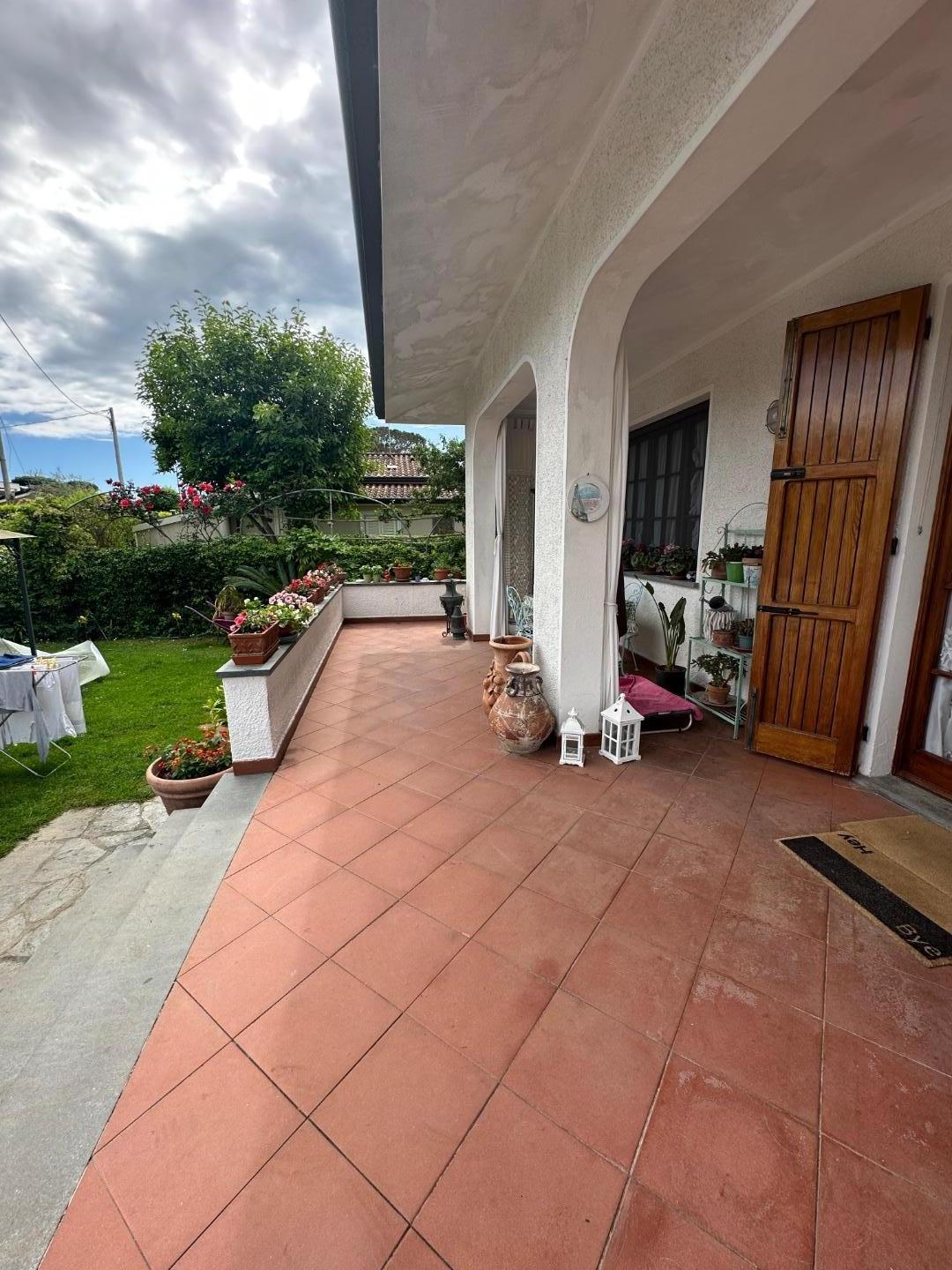 Immagine 2 di Casa indipendente in affitto  a Forte Dei Marmi