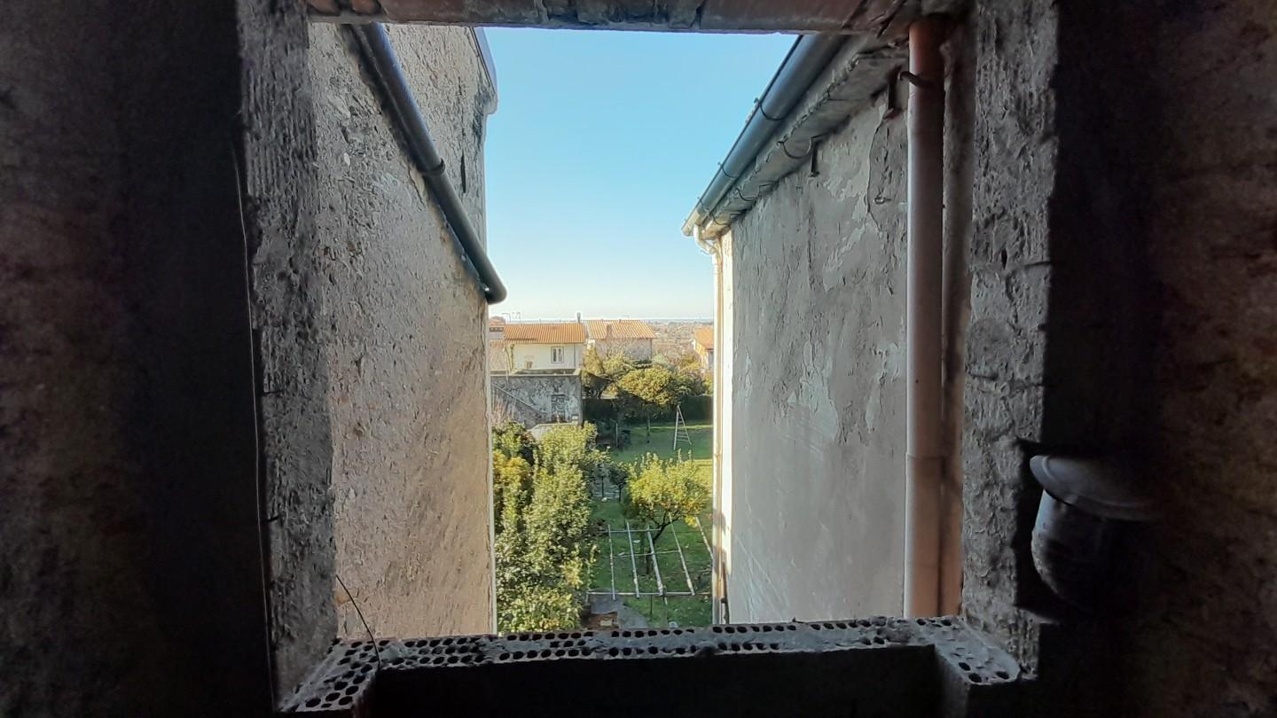 Immagine 11 di Appartamento in vendita  a Massa