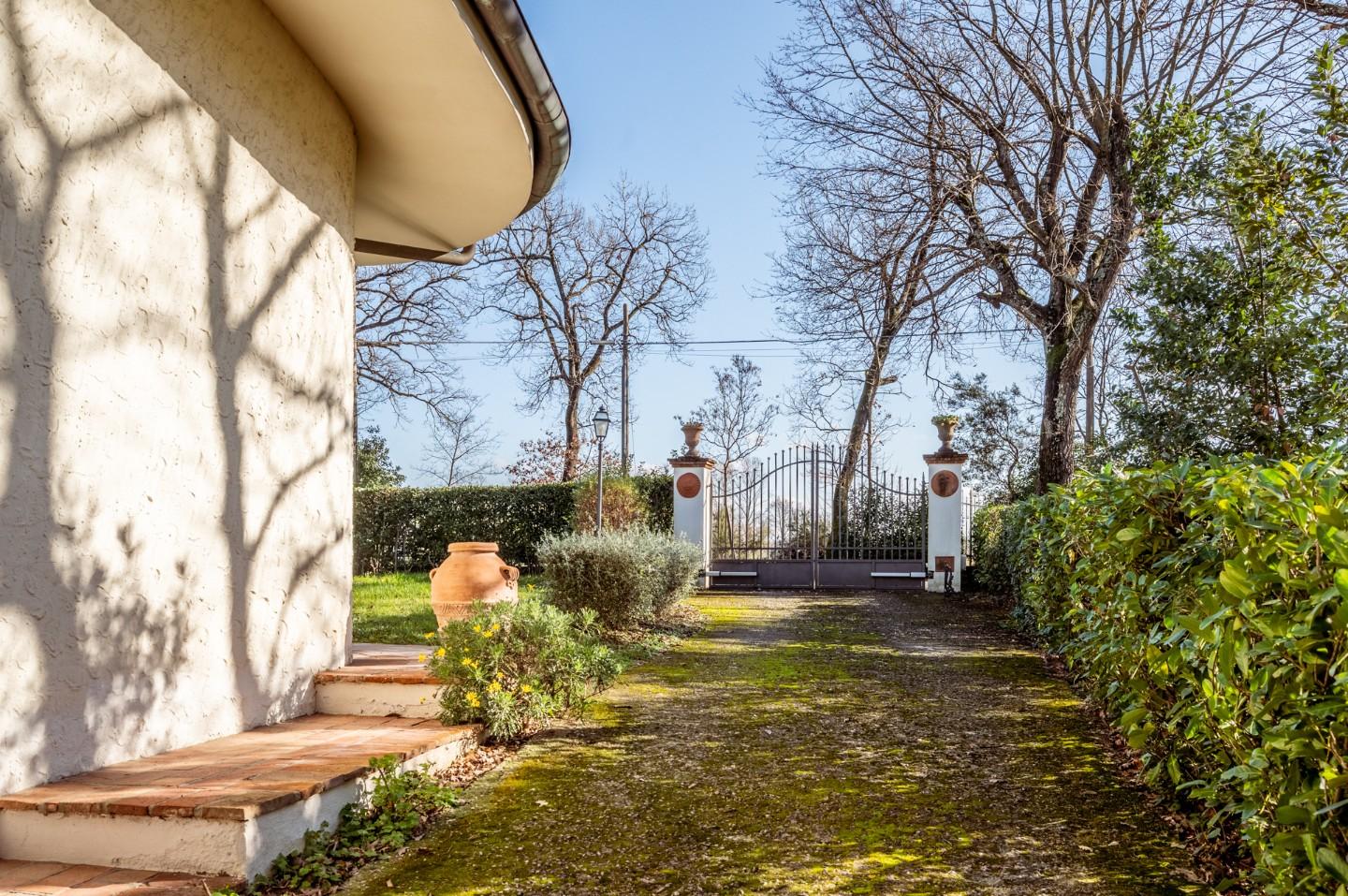 Immagine 10 di Villa in vendita  a Bientina