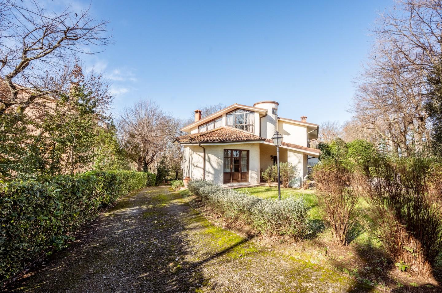 Immagine 6 di Villa in vendita  a Bientina