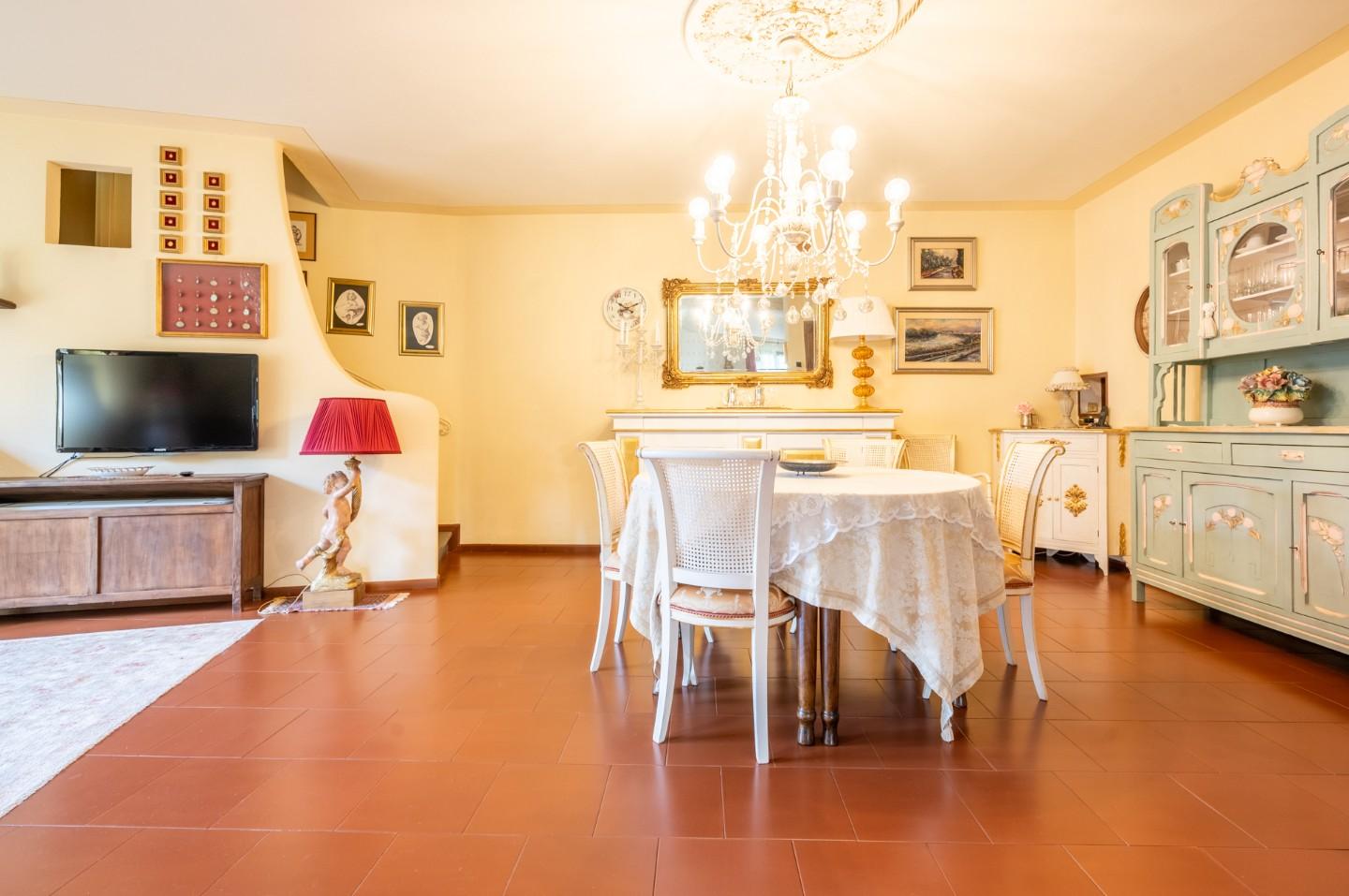 Immagine 22 di Villa in vendita  a Bientina