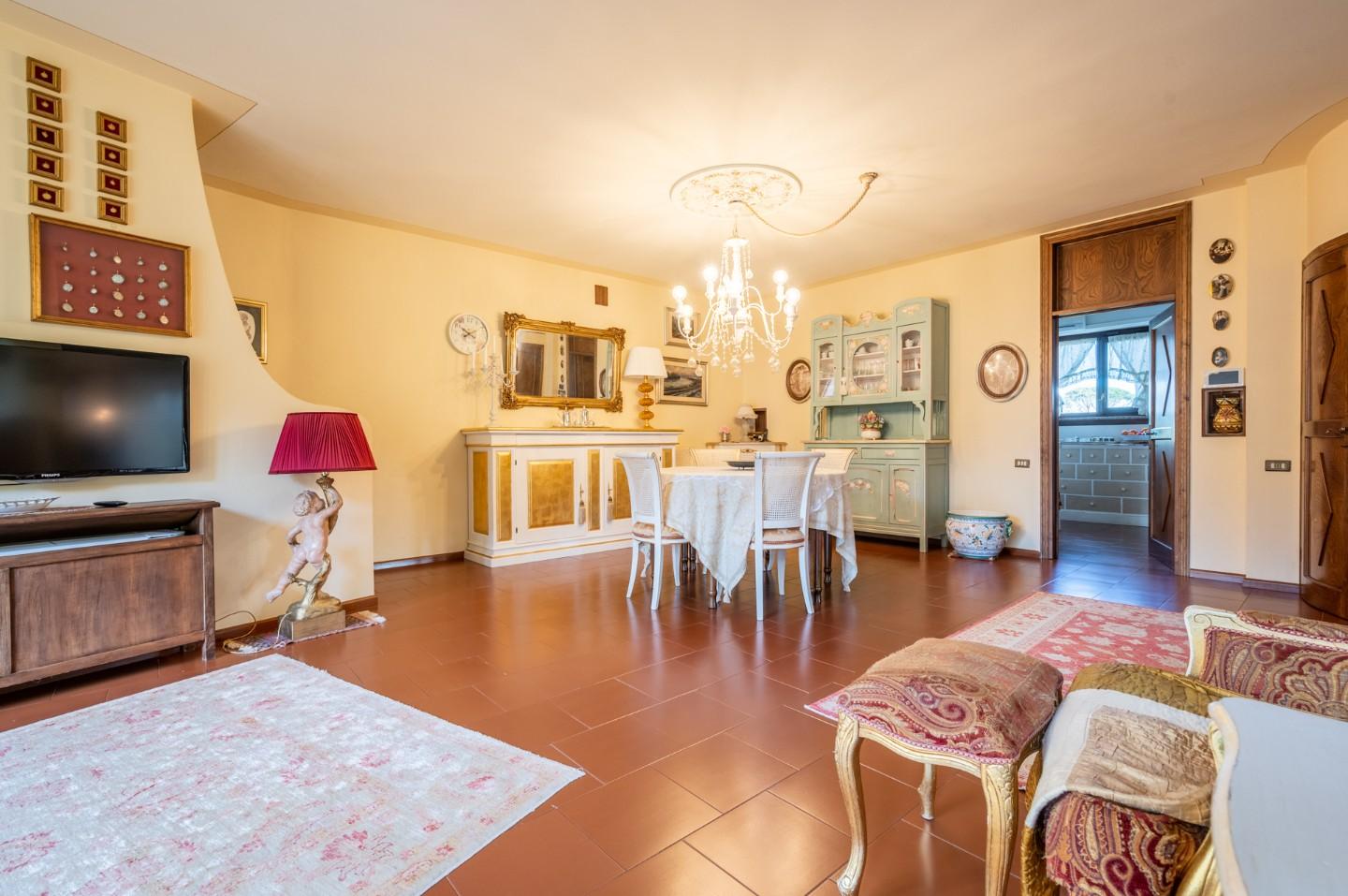 Immagine 20 di Villa in vendita  a Bientina