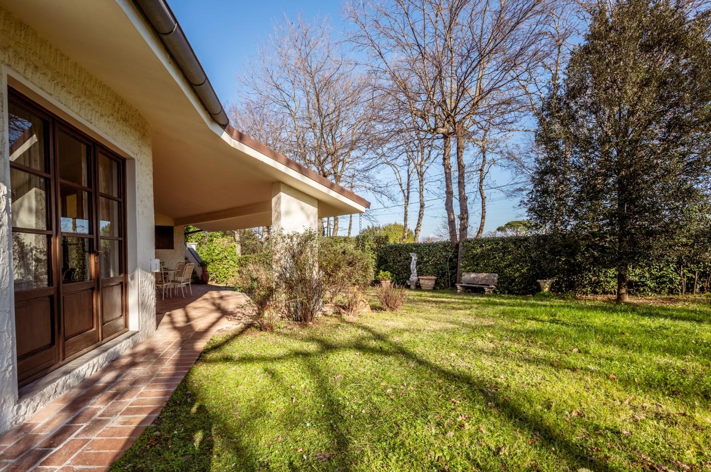 Immagine 8 di Villa in vendita  a Bientina