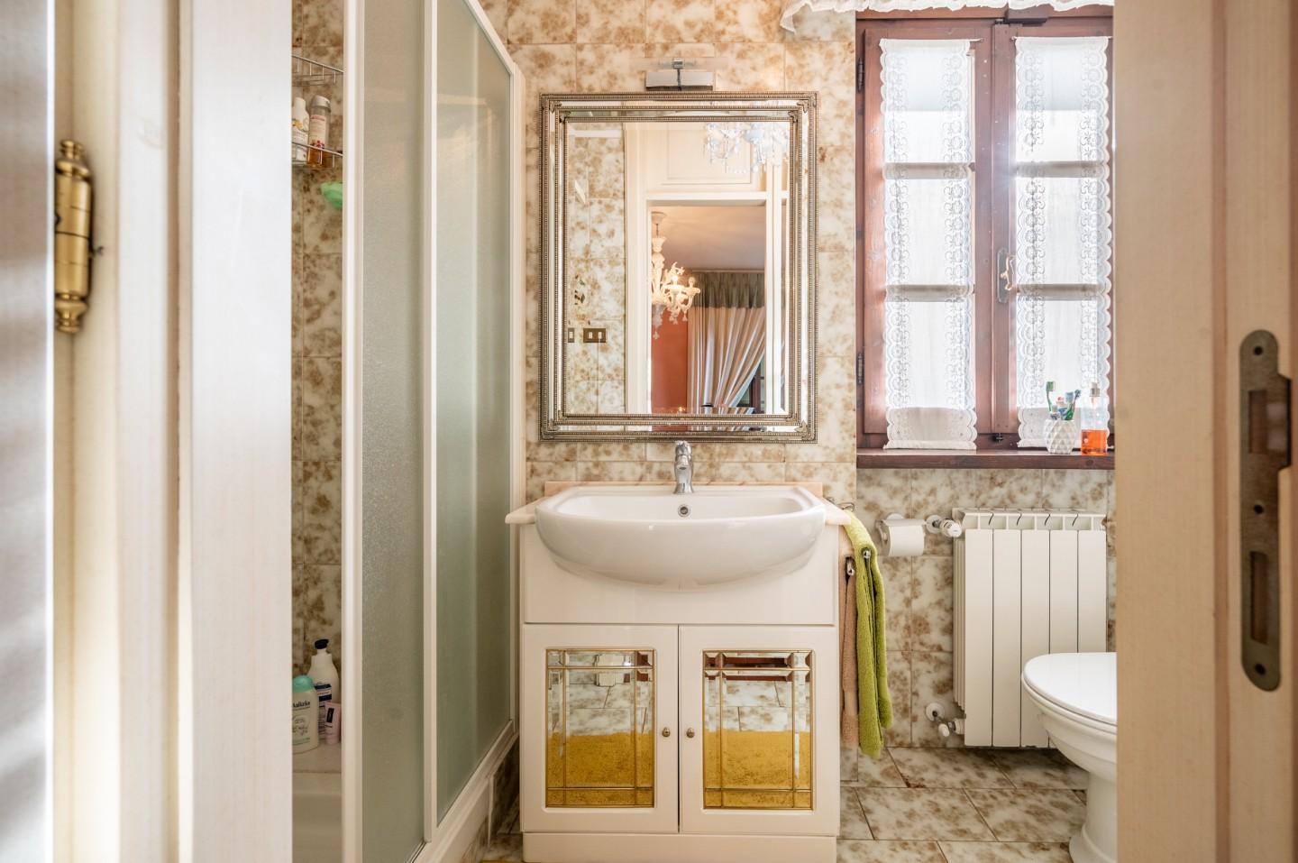 Immagine 29 di Villa in vendita  a Bientina