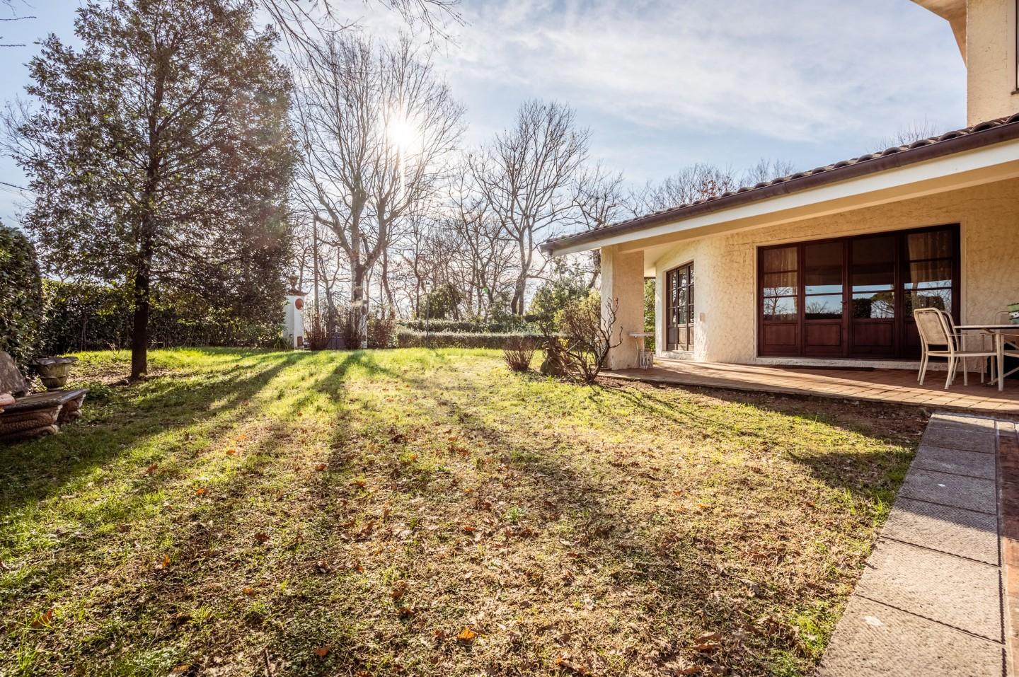 Immagine 2 di Villa in vendita  a Bientina