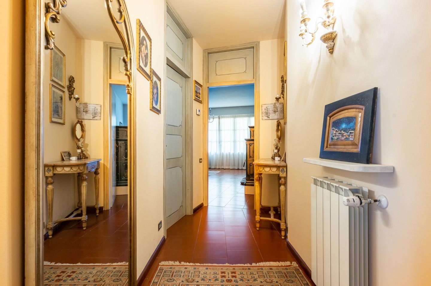 Immagine 60 di Villa in vendita  a Bientina