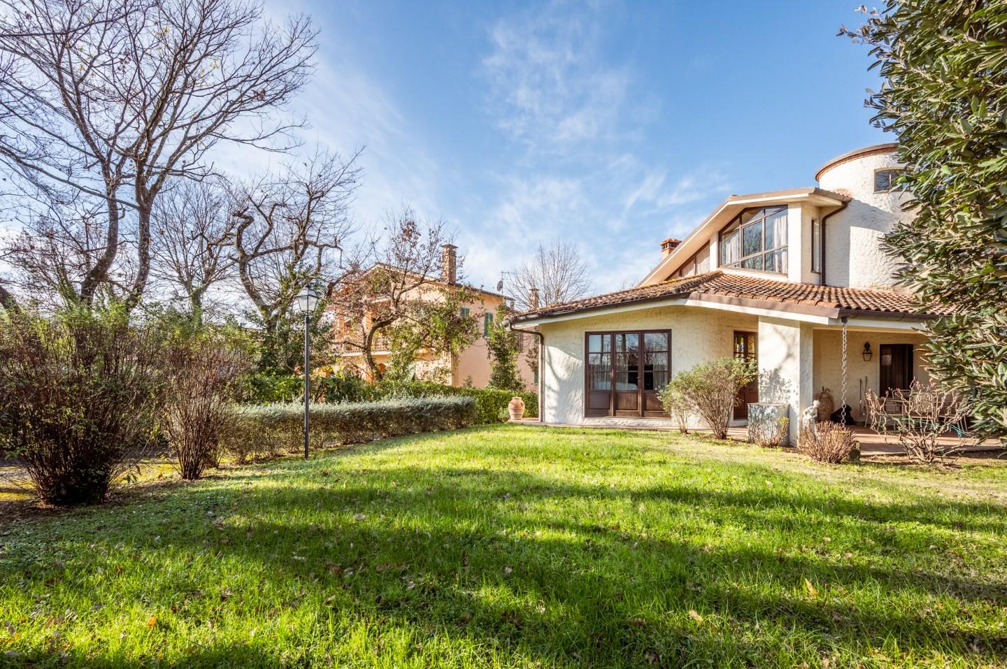 Immagine 4 di Villa in vendita  a Bientina