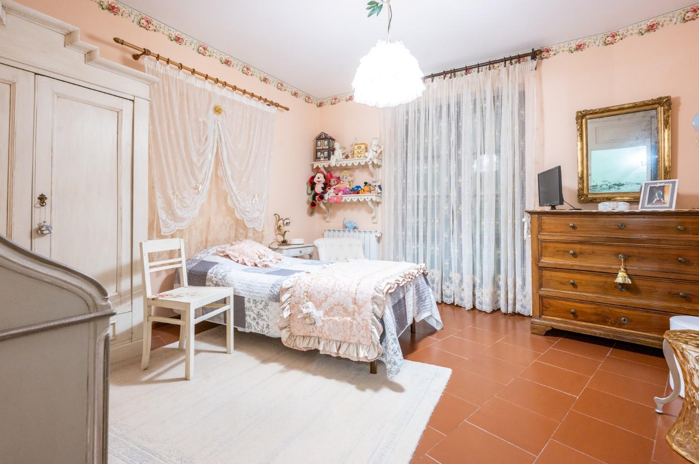 Immagine 31 di Villa in vendita  a Bientina