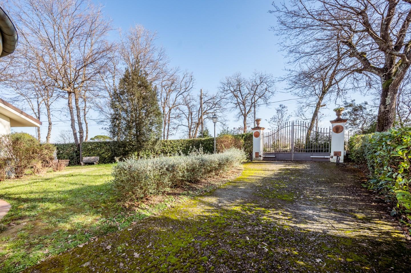 Immagine 9 di Villa in vendita  a Bientina