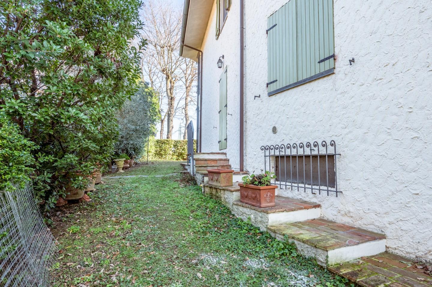 Immagine 12 di Villa in vendita  a Bientina