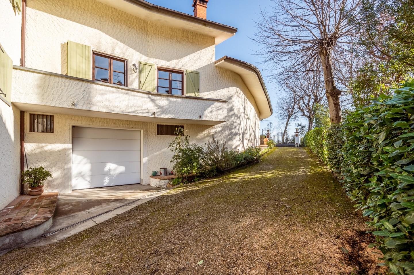 Immagine 11 di Villa in vendita  a Bientina