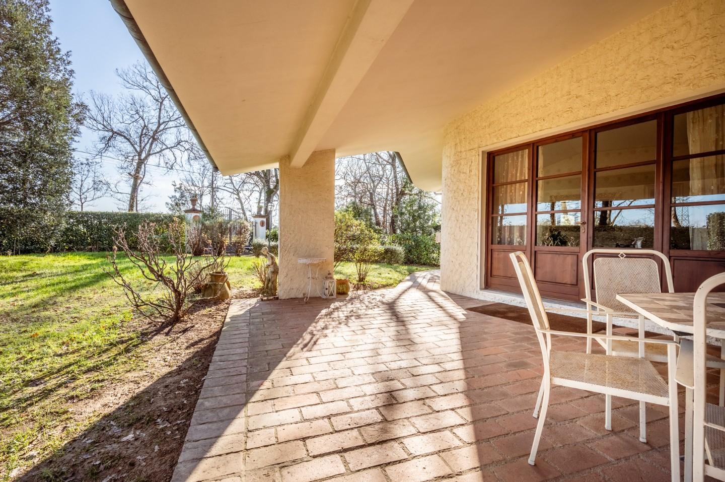 Immagine 3 di Villa in vendita  a Bientina