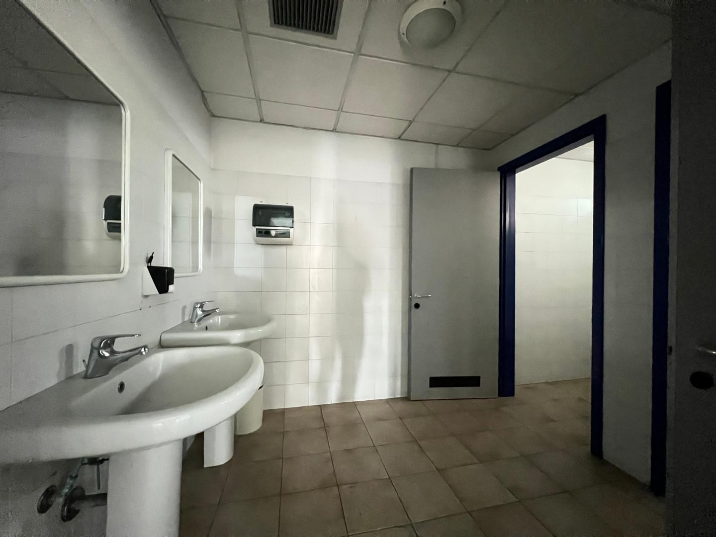 Immagine 20 di Locale commerciale in affitto  a Empoli