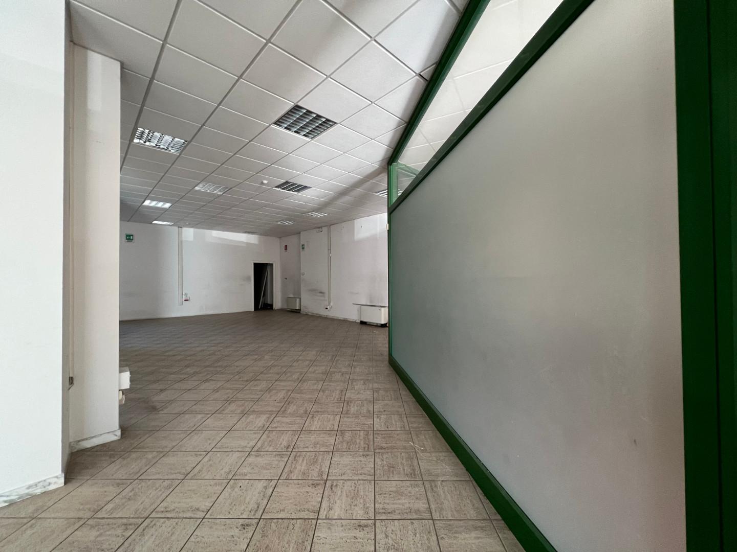 Immagine 12 di Locale commerciale in affitto  a Empoli