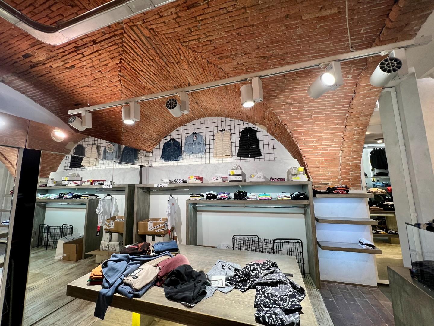 Immagine 7 di Locale commerciale in vendita  a Pontedera