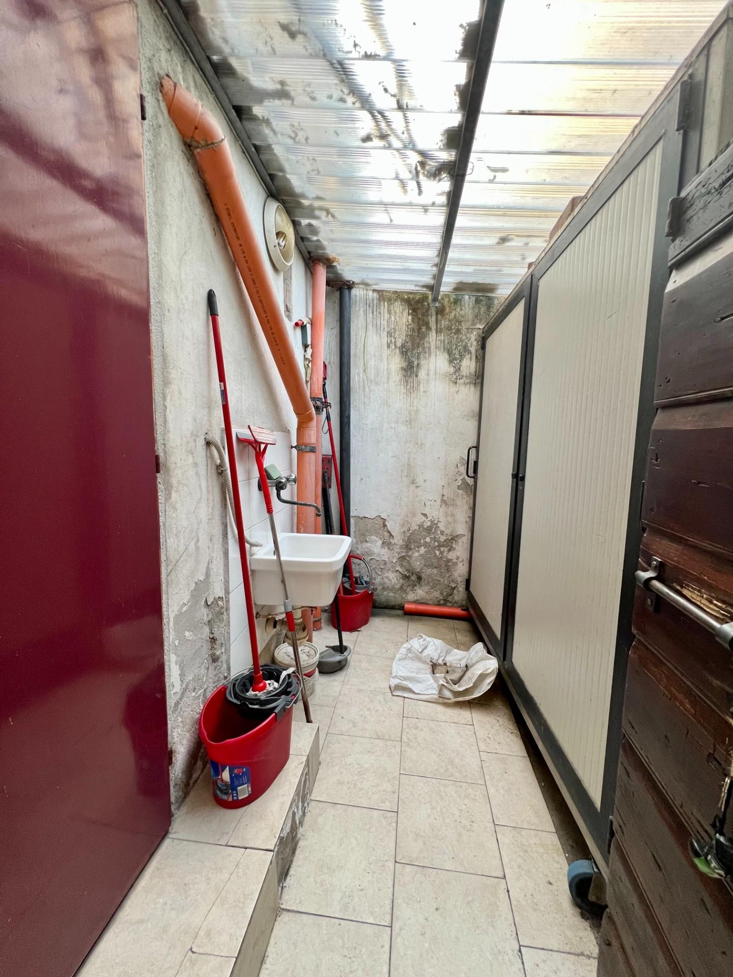 Immagine 10 di Locale commerciale in vendita  a Pontedera