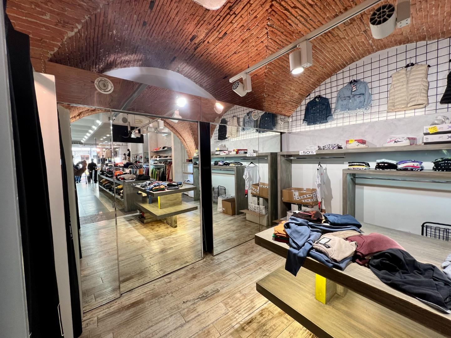 Immagine 8 di Locale commerciale in vendita  a Pontedera