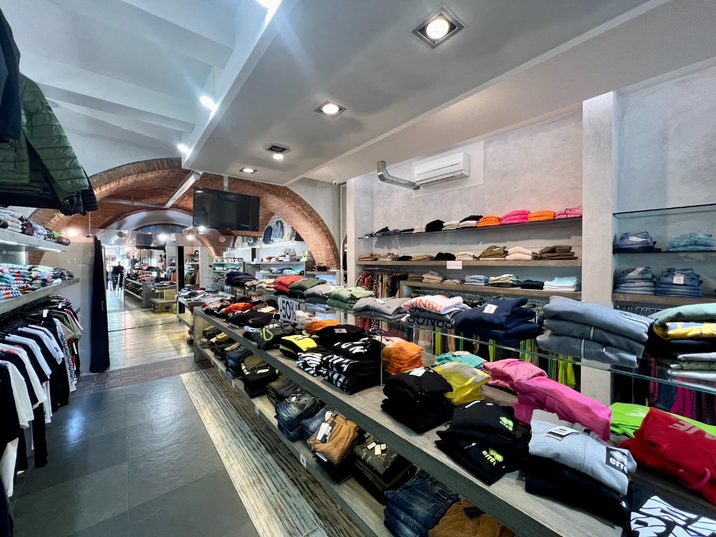 Immagine 5 di Locale commerciale in vendita  a Pontedera