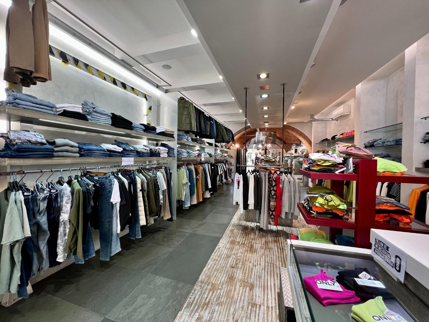 Immagine 2 di Locale commerciale in vendita  a Pontedera