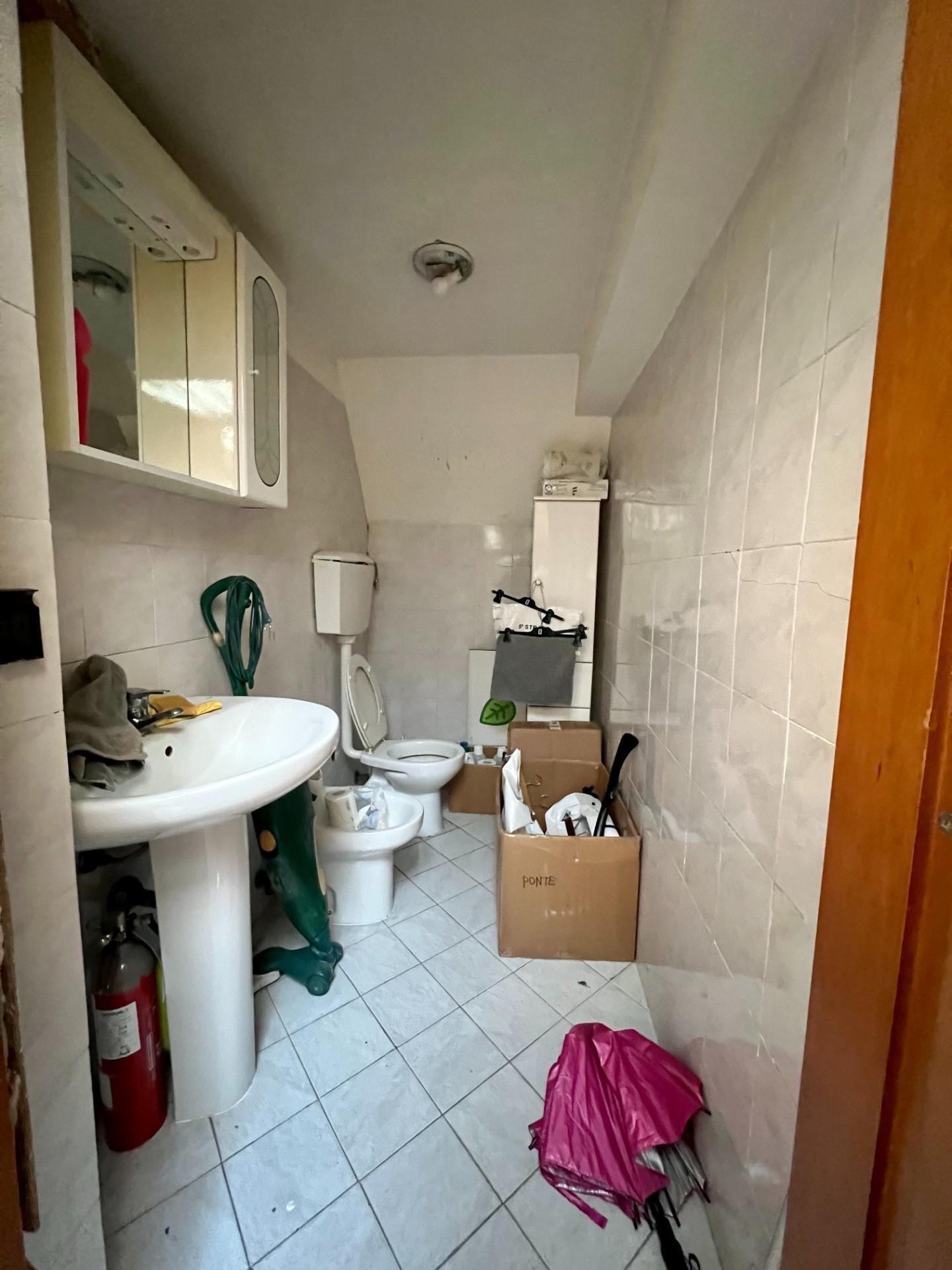 Immagine 11 di Locale commerciale in vendita  a Pontedera