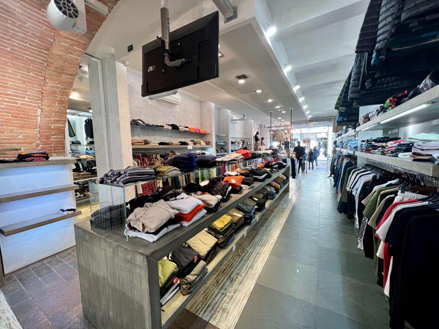 Immagine 6 di Locale commerciale in vendita  a Pontedera