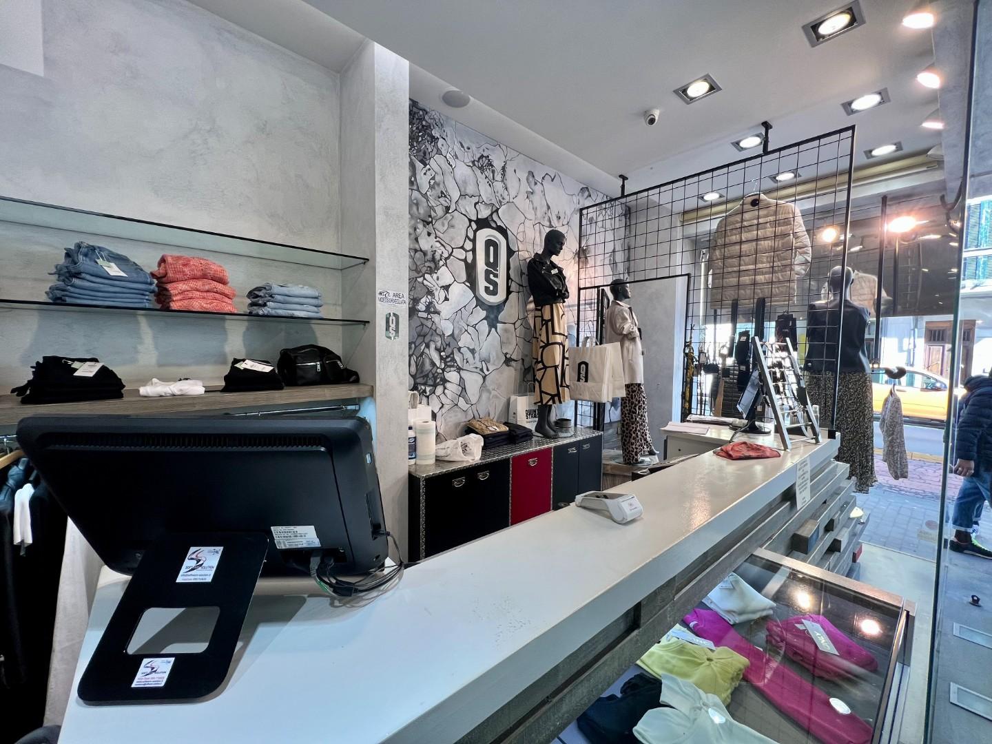 Immagine 3 di Locale commerciale in vendita  a Pontedera